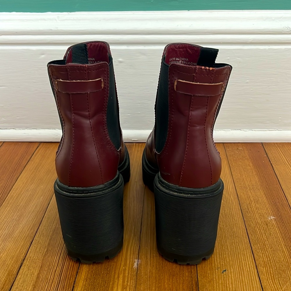UO Chloe Chelsea Boot - Picture 4 of 5